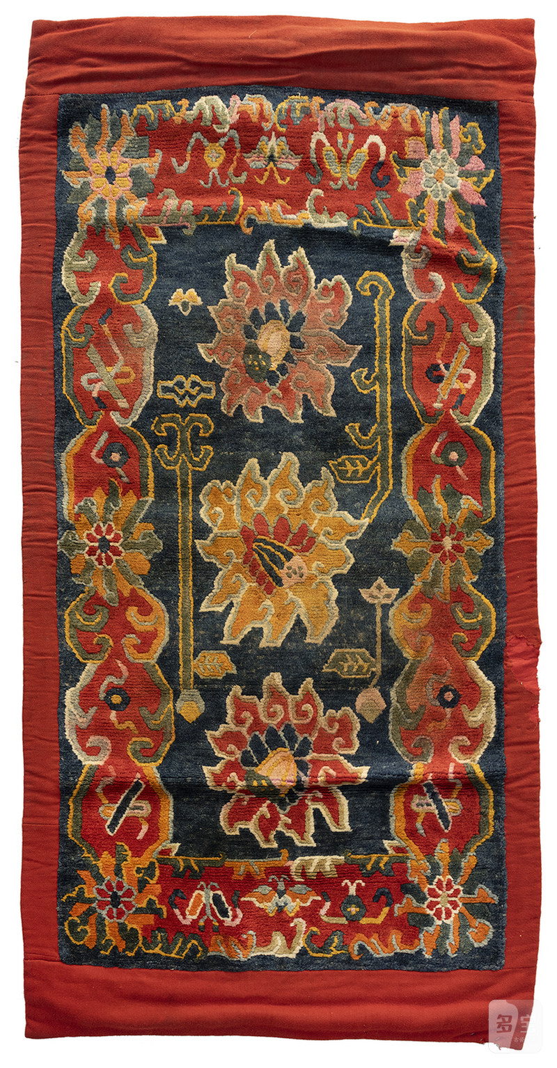 Carpet with lotus pattern